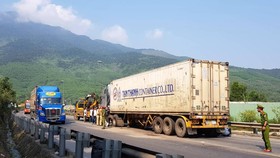Hiện trường vụ TNGT giữa xe đầu kéo và xe khách