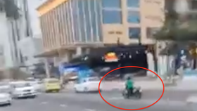 Người phụ nữ tự ý dắt xe du khách đưa ra để giữa đường (trong vòng tròn đỏ) gây phản cảm