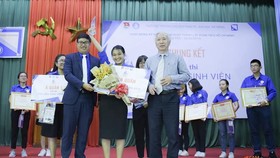 Thí sinh Ngô Thị Minh Tiên- Lớp 42K06.4CLC xuất sắc vượt qua 12 thí sinh để đạt giải Nhất hội thi