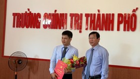 Ông Võ Văn Thương, Trưởng Ban Tổ chức Thành ủy Đà Nẵng trao quyết định cho ông Nguyễn Đình Thuận (bìa trái)
