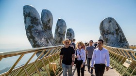 Ông chủ của đội bóng Anh Tottenham tham quan cầu Vàng Đà Nẵng