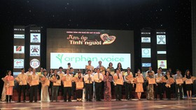 Ông Võ Công Trí, hó Bí thư Thường trực Thành ủy Đà Nẵng và ông Huỳnh Đức Thơ tặng hoa và trao bảng ghi nhận cho 40 nhà tài trợ