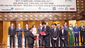 Ông Lương Minh Sâm, Phó Hiệu trưởng ĐH Đông Á, ông Kenji Yabuno, Chủ tịch tập đoàn Cookbiz cùng các công ty dịch vụ thực phẩm địa phương Nhật ký kết hợp tác