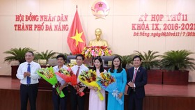 Lãnh đạo Thành ủy, HĐND TP Đà Nẵng tặng hoa chúc mừng các đại biểu được bầu vào chức danh mới