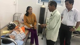 Nhiều cán bộ, người dân xã Quế Châu khi biết sự việc đã quyên góp được số tiền hơn 3 triệu đồng để ủng hộ cháu bé bị nạn