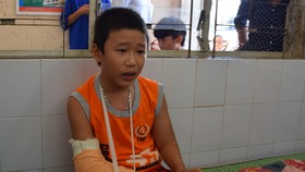 Cháu Linh được chuyển ra Bệnh viện Đa khoa Đà Nẵng điều trị vì nghi chấn động não