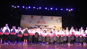 Ban tổ chức trao quà cho các em thiếu nhi vượt khó học giỏi