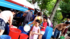 Người dân hứng nước tại các điểm cấp nước tạm