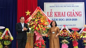 Ông Huỳnh Đức Thơ, Chủ tịch UBND TP Đà Nẵng tặng hoa chúc mừng ngày khai trường tại Trường THPT Hòa Vang