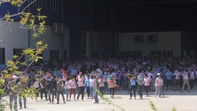 Hàng ngàn công nhân đã đồng loạt nghỉ việc vào trưa ngày 17-9 khi phát hiện trong thức ăn có những sinh vật lạ màu trắng, nghi là dòi