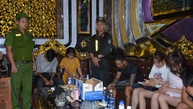 Lực lượng công an kiểm tra các phòng của cơ sở kinh doanh karaoke Paradise