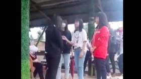 Nhóm học sinh tát liên tục vào mặt nữ sinh trước đám đông rồi quay video
