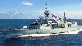 Lần đầu tiên tàu hải quân Canada thăm Cảng quốc tế Cam Ranh