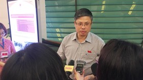 Ông Nguyễn Sỹ Cương trao đổi với báo giới về tình trạng xâm phạm, dâm ô trong thang máy