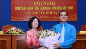 Đồng chí Trương Thị Mai tặng hoa chúc mừng Chủ tịch Tổng Liên đoàn Lao động Việt Nam Nguyễn Đình Khang