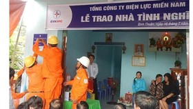 Điện lực miền Nam tổ chức buối lễ gắn bảng và trao nhà tình nghĩa cho gia đình bà Huỳnh Thị Thanh.