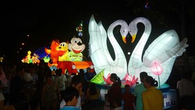 Những mô hình lồng đèn lạ mắt.