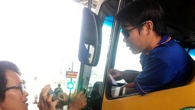 Many drivers stop their vehicles at Cai Lay BOT tollgate to oppose the station’s operation in National Highway 1A (Photo: SGGP)