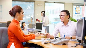 Transaction at a bank in HCMC (Photo: SGGP)