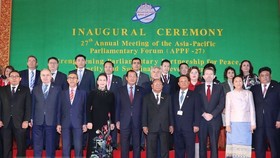 National Assembly Chairwoman Nguyen Thi Kim Ngan (fouth from left, first line) takes photo with other delegation heads (Source: VNA)