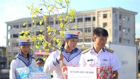 Tet gifts reach hands of soldiers on duty at sea