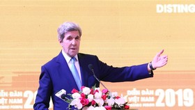 John Kerry, former US Secretary of State and visiting distinguished statesman at the Carnegie Endowment for International Peace, addresses the Vietnam Economic Forum 2019 (Photo: VNA)
