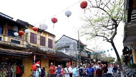 International tourists visit Hoi An ancient city in Vietnam's central province of Quang Nam (Photo: VNA)