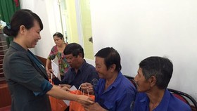 Labour confederations give Tet gifts to underprivileged workers