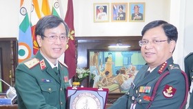 Director of the Vietnam Military Medical University Lieut. Gen. Do Quyet (left) and Director General of the Armed Forces Medical Service of India Lieut. Gen. Bipin Puri (Photo: VNA)