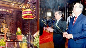 Secretary of HCMC Party Committee Nguyen Thien Nhan (R ) and chairman of HCMC People’s Committee Nguyen Thanh Phong burn incense to commemorate Marquess Le Thanh Nguyen Huu Canh