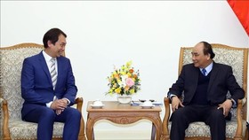 Prime Minister Nguyen Xuan Phuc (right) and President of the Singapore Manufacturing Federation Douglas Foo (Photo: VNA)
