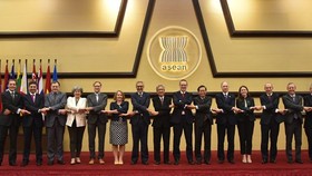 A photo of UK diplomats and ASEAN representatives (Photo: asean.org)