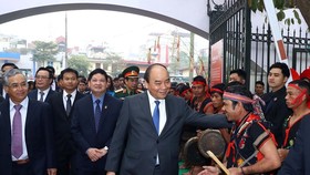 Prime Minister Nguyen Xuan Phuc greets artisans at the opening ceremony of the exhibition on January 20 (Photo: VNA)