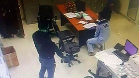 The camera footage in which the two robbers constrain toll collection staff and rob VND2.22 billion on the third day of the lunar new year