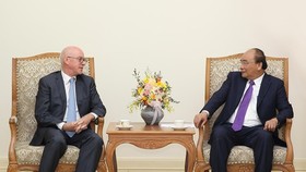 Prime Minister Nguyen Xuan Phuc (R) receives chief representative of the International Monetary Fund (IMF) in Vietnam Jonathan Dunn (Photo: VNA)