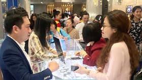 Customers buy gold products ahead of the Day of the God of Wealth at a gold store in Ho Chi Minh City. (Photo: SGGP)