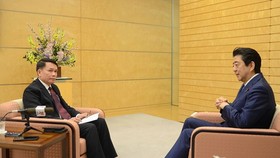 Japanese Prime Minister Shinzo Abe (R) grants an exclusive interview to General Director of the Vietnam News Agency (VNA) Nguyen Duc Loi who is paying a working visit to Japan (Photo: VNA)