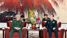 Deputy Minister of National Defence, Sen. Lt. Gen. Nguyen Chi Vinh (L) pays a courtesy visit to Chinese Minister of National Defence, Sen. Lt. Gen. Wei Fenghe (Photo: VNA)