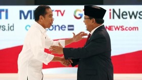 Presidential candidates Joko Widodo (left) and Prabowo Subianto shake hands during a debate among candidates in Jakarta, Indonesia, on Feb 17, 2019. (Source: EPA-EFE)