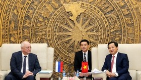 Vietnamese Government Inspector General Le Minh Khai (R) and Alexander Anikin, Deputy Head of the Anti-Corruption Department of the Russian President at their meeting in Hanoi on February 18 (Photo: Vietnamese Government Inspectorate)
