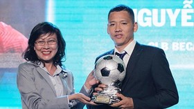 Deputy chairman of HCMC People’s Committee Nguyen Thi Thu at the awarding ceremony of the Golden Ball Awards 2018
