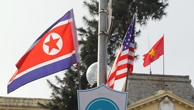 Streets in Hanoi are decorated with DPRK and US flags (Photo: VNA)