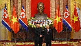 Party General Secretary and President Nguyen Phu Trong (R) welcomes Democratic People’s Republic of Korea leader Kim Jong-un (Photo: SGGP)