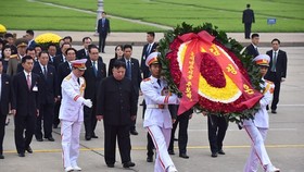 DPRK leader Kim Jong-un pays tribute to late Vietnamese President Ho Chi Minh at his mausoleum on March 2 (Photo: SGGP)
