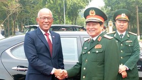 Minister of National Defence General Ngo Xuan Lich (right) receives Philippine Secretary of National Defence Delfin Lorenzana in Hanoi on Monday. (Photo: SGGP)