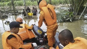 Rescuers help locals after flash flood in Sentani, Indonesia (Photo: Xinhua/VNA)