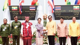 Prime Minister Prayut Chan-o-cha, third from right, shakes hands with Myanmar State Counsellor Aung San Suu Kyi, centre, during the opening ceremony of the second Thailand-Myanmar Friendship Bridge. (Source: nationmultimedia.com)