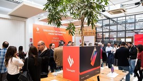 Vingroup's smartphones are available in Spain from March 21. (Photo: SGGP)