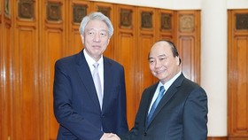 Prime Minister Nguyen Xuan Phuc (R) and Singaporean Deputy Prime Minister Teo Chee Hean (Source: VGP)