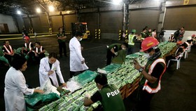 Laboratory technicians examine 276kg of crystal meth at Manila International Container Port on Friday night. (Photo: newsinfo.inquirer.net )